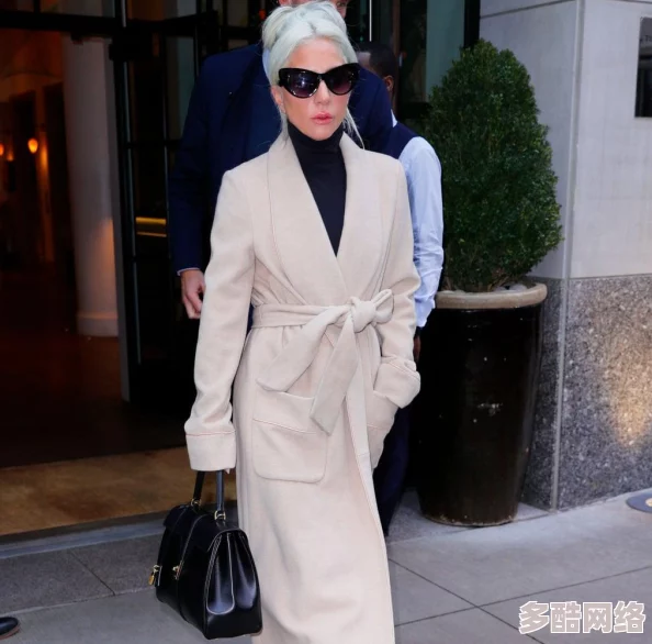 只穿一件外套坐公交车,乘客们纷纷表示对这种极简出行方式的看法与体验分享引发热议 只穿一件外套坐公交车,乘客们纷纷表示对这种极简出行方式的看法与体验分享引发热议