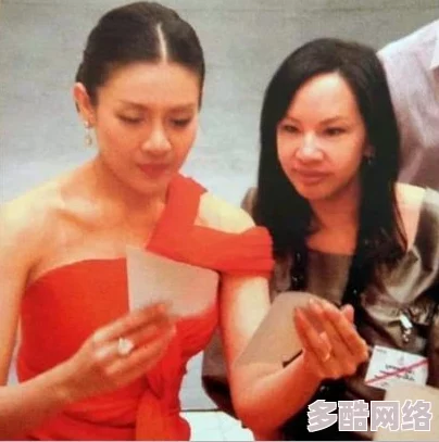 跪着用乳伺候主人：一位忠诚仆人的心路历程与情感纠葛，展现了人性深处的复杂关系与奉献精神