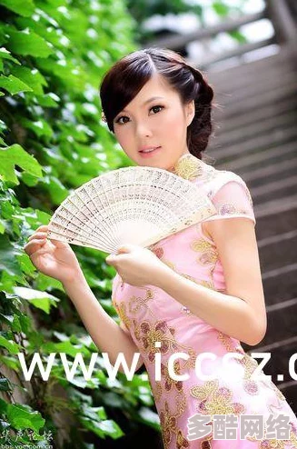 原神八重神子腿法娴熟脚法，展现出超凡的战斗技巧与优雅身姿，引发玩家热议与赞叹！